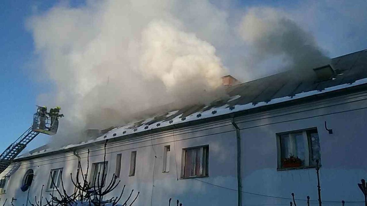 Na Sokolovsku vzplál dům, pro 34 lidí přistavili v mrazu evakuační autobus